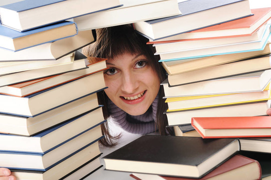 年輕女人身后一大摞書