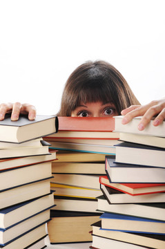 年輕女人身后一大摞書