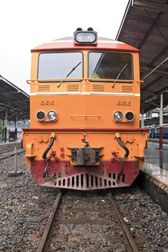 特寫黃色柴油機(jī)車在曼谷鐵路局泰國(guó)平臺(tái)。