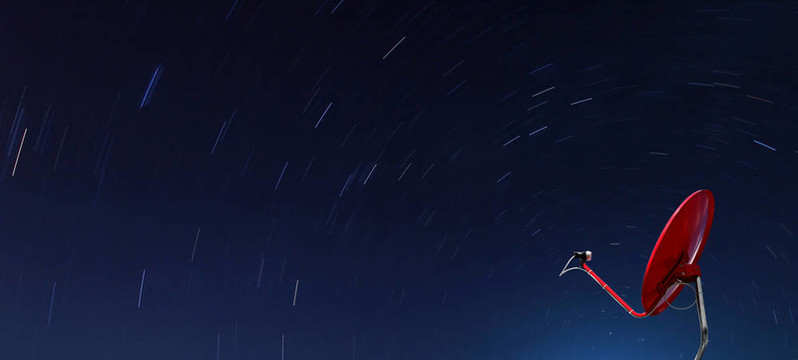夜間星上紅色衛(wèi)星的概念