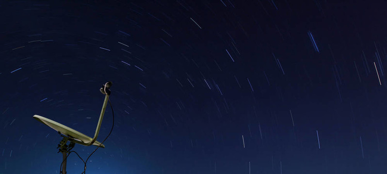 夜星上空黃色衛(wèi)星的概念