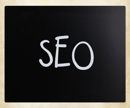 用白色粉筆在黑板上寫字的SEO