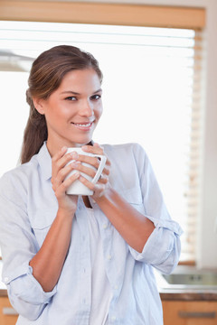 一個(gè)拿著一杯茶的女人的肖像