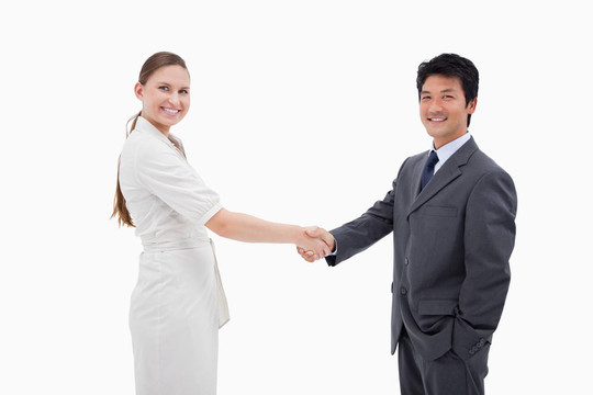 兩個(gè)生意人握手