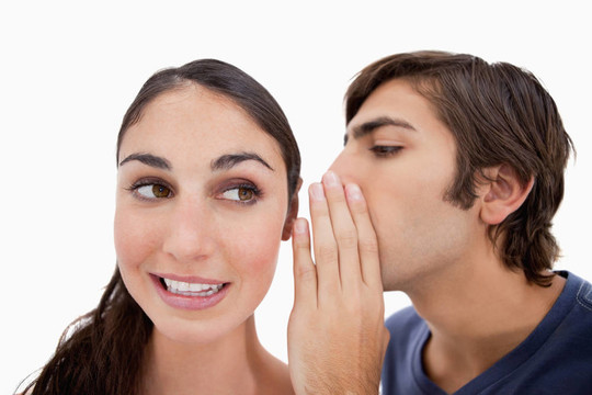 男人對(duì)他的未婚夫耳語