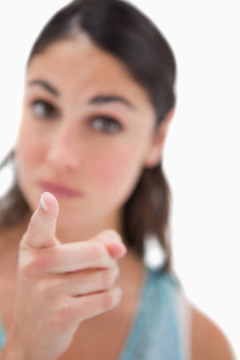 一個(gè)女人指著觀眾的肖像