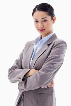 一個漂亮的女商人的肖像擺臂交叉