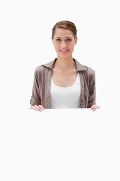 微笑的女人拿著空白的手勢