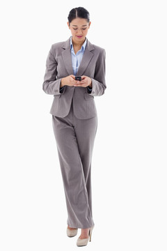 一個(gè)黑人女商人發(fā)短信的肖像
