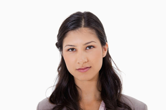 表情嚴(yán)肅的女人