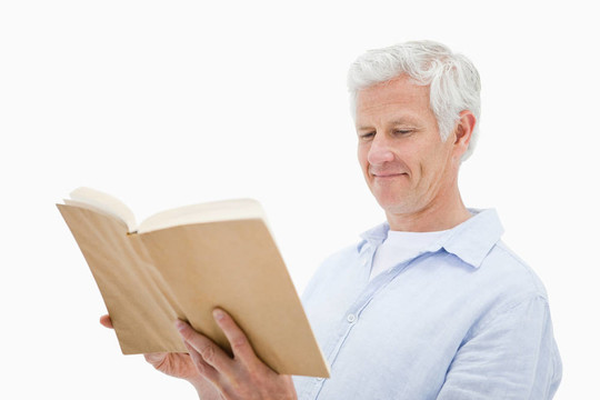 快樂的成熟男人讀一本書