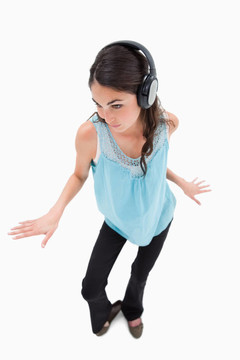一個(gè)快樂的女人一邊聽音樂一邊跳舞