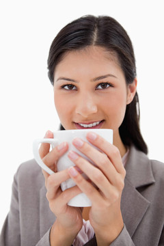 用雙手握杯女商人