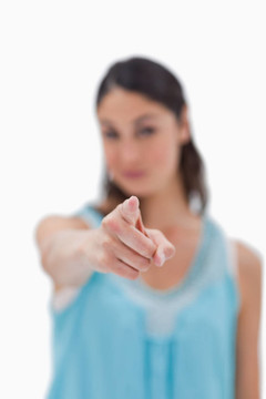一個(gè)黑發(fā)女人指著觀眾畫(huà)像