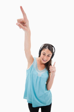 一個女人在聽音樂時跳舞的肖像