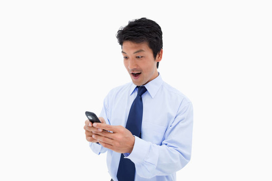 驚訝的商人讀短信