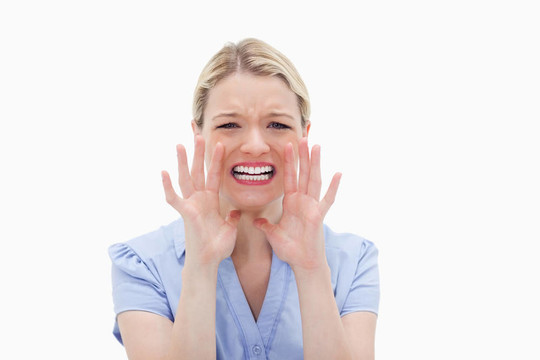害怕的年輕女人