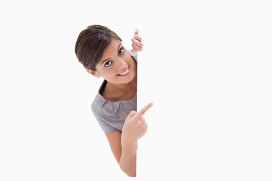 微笑的女人指著角落