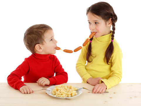 孩子們分享香腸的鏈條；在白色上分離