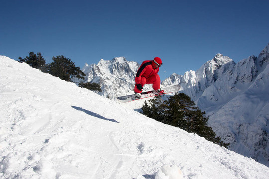 滑雪板在山區(qū)飛行