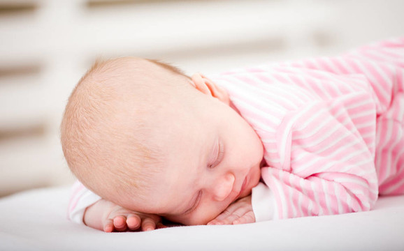 熟睡的嬰兒