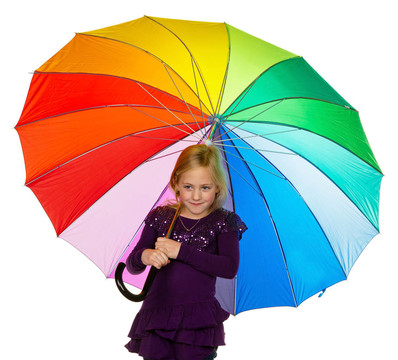帶著五顏六色雨傘的孩子