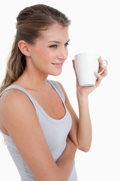 一個(gè)拿著一杯茶的女人的肖像
