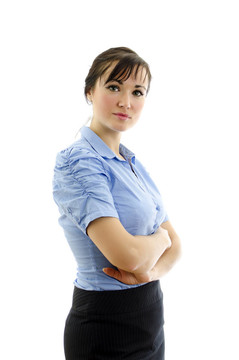 穿藍色上衣的婦女，胳膊交叉；白色