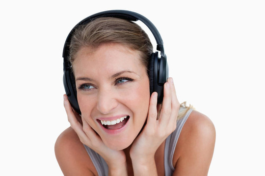 一個(gè)微笑的女人在聽音樂