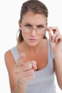 一個憤怒的女人用眼鏡指著觀眾的肖像