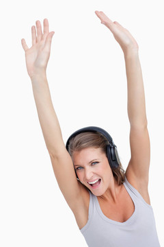 一個美麗的女人在聽音樂的同時跳舞