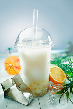 用水果和波巴球乳泡的茶