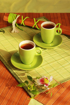 兩個(gè)綠色的杯子和碟子
