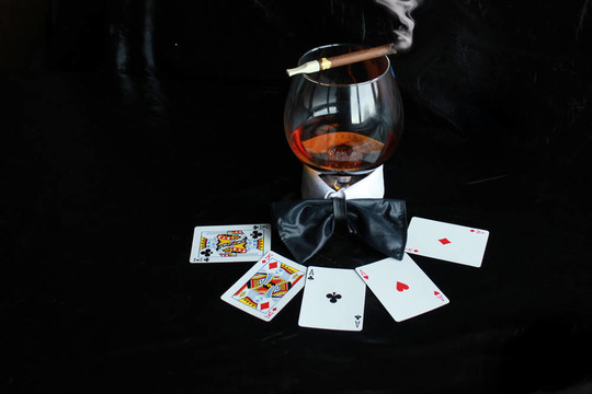 帶香煙的玻璃杯