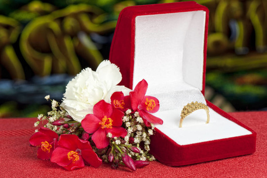 鮮花和結(jié)婚戒指
