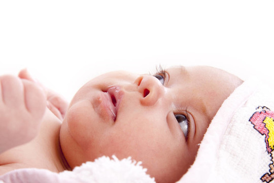 裹在毛巾里的嬰兒