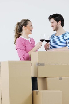 年輕夫婦搬入新居