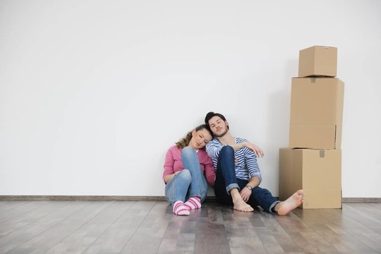 年輕夫婦搬入新居