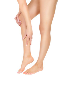 女性的腿是用手按摩白色