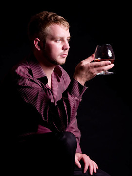 年輕人與brandy glass