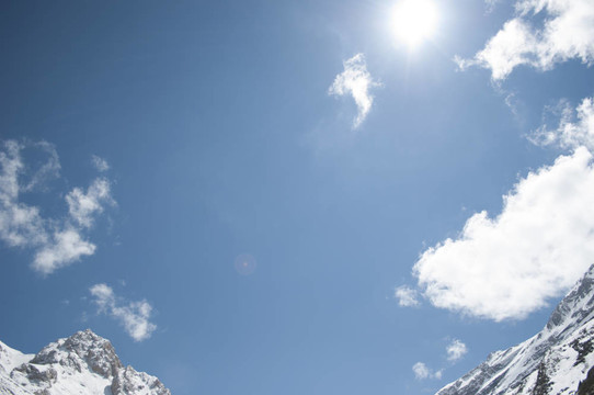 天空中白雪皚皚的山峰
