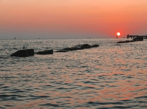 夏日黃昏的夕陽和平靜的大海