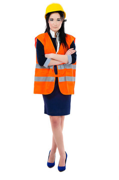 站在橙色背心里的建筑師女人