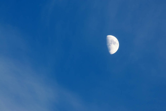 藍(lán)色天空中的大月亮