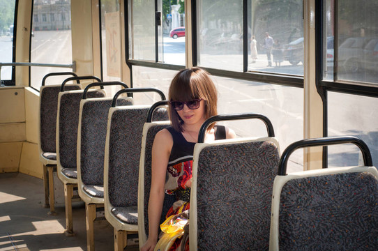 電車中的少女