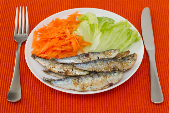 在板的萵苣和胡蘿卜炒沙丁油魚
