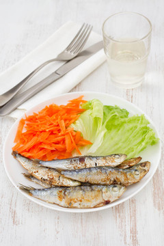 在板的萵苣和胡蘿卜炒沙丁油魚