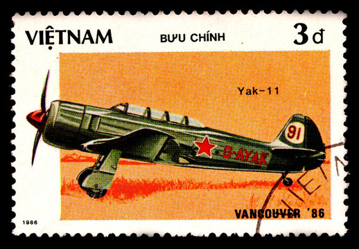 越南-大約1986：印刷越南郵票展示的軍用飛機（yak-11）大約1986