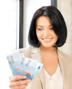 可愛的女人用歐元現(xiàn)金