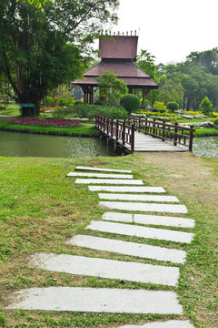 公園走石路和木橋